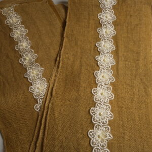 Hessian Runner with White Lace Flower and Beads